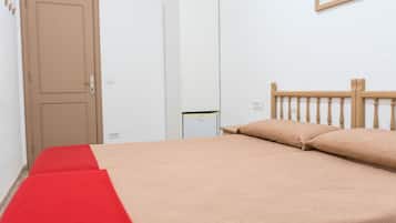 Habitación con 2 camas individuales, baño compartido (Interior) | Wifi gratis