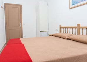 Twin Room, Shared Bathroom (Interior) - Pensión Alcalá (Guia de Isora)