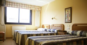 Minibar, in-room safe, desk, blackout drapes - La Poetisa (Culleredo)