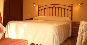 Minibar, in-room safe, desk, blackout drapes - La Poetisa (Culleredo)