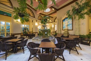 Lobby sitting area - Hotel Plaza (Havana)