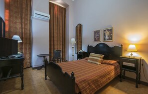 Minibar, in-room safe, individually decorated, individually furnished - Hotel Plaza (Havana)