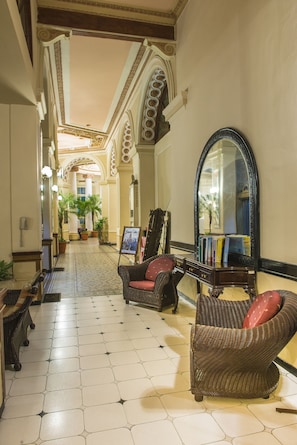 Hallway - Hotel Plaza (Havana)