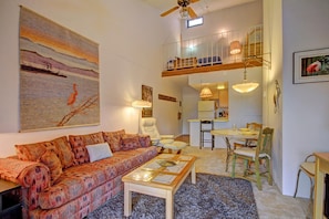 Apartment, 2 Schlafzimmer | Wohnbereich | Fernseher