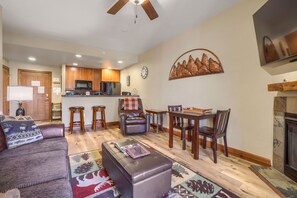 Living area - Highland Greens Lodge 210 1 Bedroom Condo by RedAwning (Breckenridge)