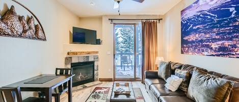 Condo, 1 phòng ngủ | Khu phòng khách | TV