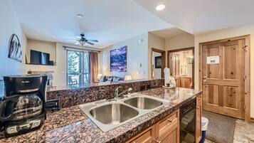 Condo, 1 phòng ngủ | Bếp riêng | Tủ lạnh, lò vi sóng, lò nướng, máy rửa bát