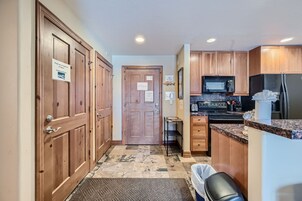 Condo, 1 Bedroom | Private kitchen
