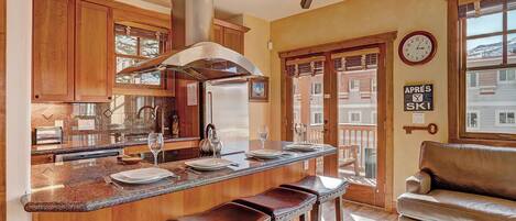 Casa de ciudad, 2 habitaciones | Cocina privada | Refrigerador con congelador, microondas, horno y parrilla de estufa