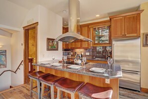 Stadtwohnung, 2 Schlafzimmer | Eigene Küche | Großer Kühlschrank, Mikrowelle, Ofen, Herdplatte