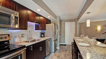 Condo, 2 phòng ngủ | Bếp riêng | Tủ lạnh, lò vi sóng, lò nướng, bếp nấu