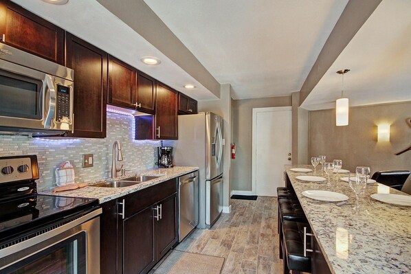 コンドミニアム 2 ベッドルーム | 専用キッチン | 大型冷蔵庫、電子レンジ、オーブン、コンロ