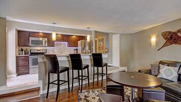 Condo, 2 phòng ngủ | Khu ăn uống