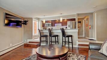 Condo, 2 phòng ngủ | Nội thất