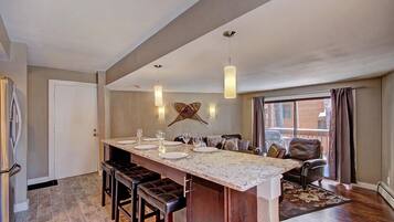 Condo, 2 phòng ngủ | Khu ăn uống