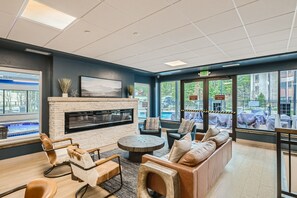 Condo, 2 Bedrooms | Lobby sitting area