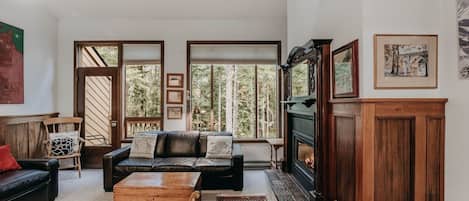 Appart'hôtel, 2 chambres | Coin séjour | Cheminée, lecteur de DVD