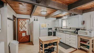 Cabin, 2 Bedrooms | Private kitchen | Fridge, microwave, oven, coffee/tea maker
