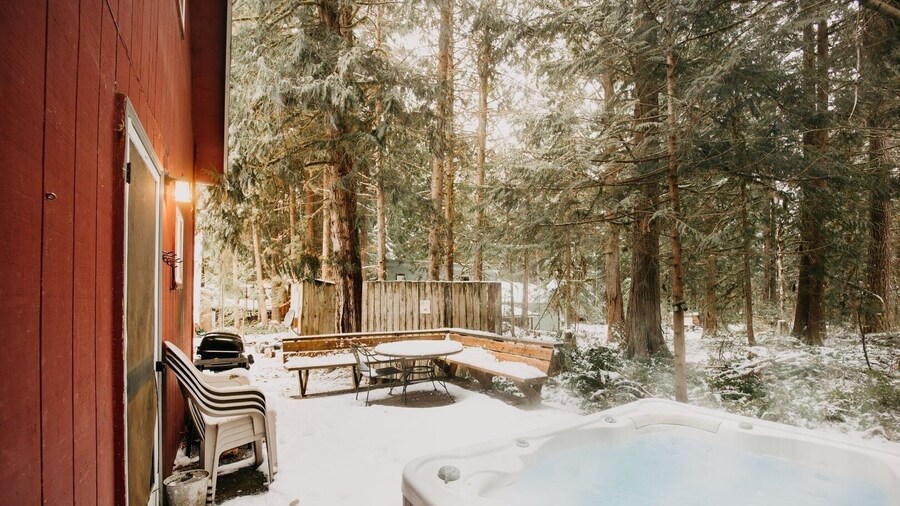 63mbr - Hot Tub - Bbq - Pets Ok - Wifi - Sleeps 6 2 Bedroom Home by RedAwning