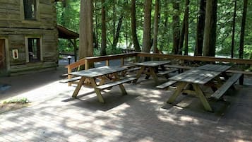 Condo, 2 Bedrooms | Property grounds