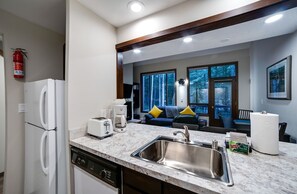 Condo, 2 Bedrooms | Private kitchen