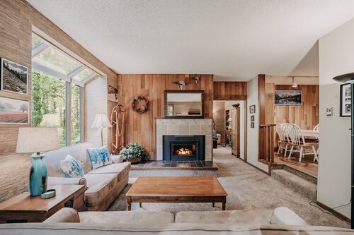 84sw - Sauna - Soaker Tub -  Fireplace - Sleeps 6 2 Bedroom Home by RedAwning