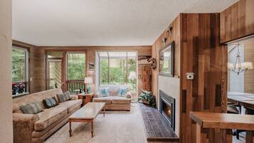 Condo, 2 Bedrooms | Ruang tamu | Pendiangan, pemain DVD