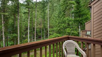 Condo, 2 Bedrooms | Property grounds