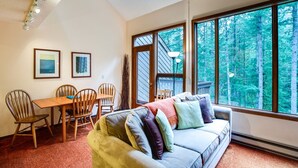 A cozy living room with a large window, a ceiling fan, and a dining area with wooden furniture. - 85sw - Fireplace - Washer/dryer - Dishwasher - Sleeps 4 2 Bedroom Home by RedAwning (Deming)