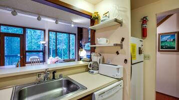 Condo, 2 Bedrooms | Dapur peribadi | Peti sejuk, ketuhar gelombang mikro, ketuhar