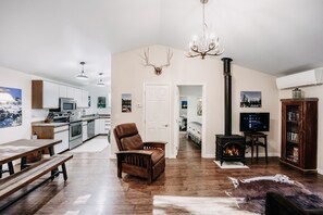 Cabin, 1 Bedroom | Living area