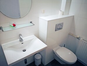 Combined shower/bathtub, free toiletries, hair dryer, towels - Heart of Vienna - Apartments (Vienna)