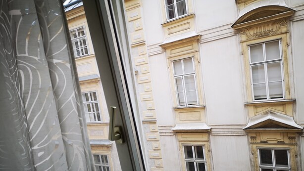 Une vue de la façade d’un immeuble, avec de nombreuses fenêtres et des éléments architecturaux.