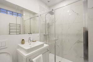 Badkamer met wastafel