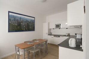 Departamento de lujo, 2 habitaciones, cocina | Cocina privada | Refrigerador, microondas, horno y parrilla de estufa 