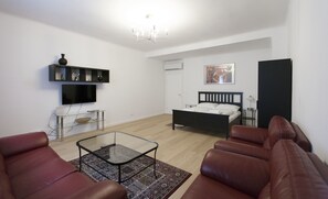 Departamento de lujo, 2 habitaciones, cocina | Área de sala de estar | Televisión de pantalla plana 