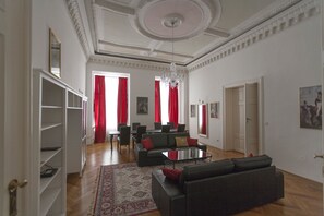 Luxury-Apartment, 2 Schlafzimmer, Küche (inklusive € 70,- Reiningungsgebühr) | Wohnzimmer | Flachbildfernseher