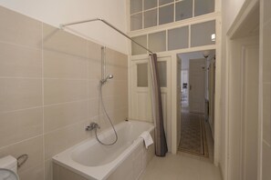 Luxe appartement, 2 slaapkamers, keuken (including 70 € cleaning fee) | Badkamer | Een bad/douchecombinatie, gratis toiletartikelen, een haardroger