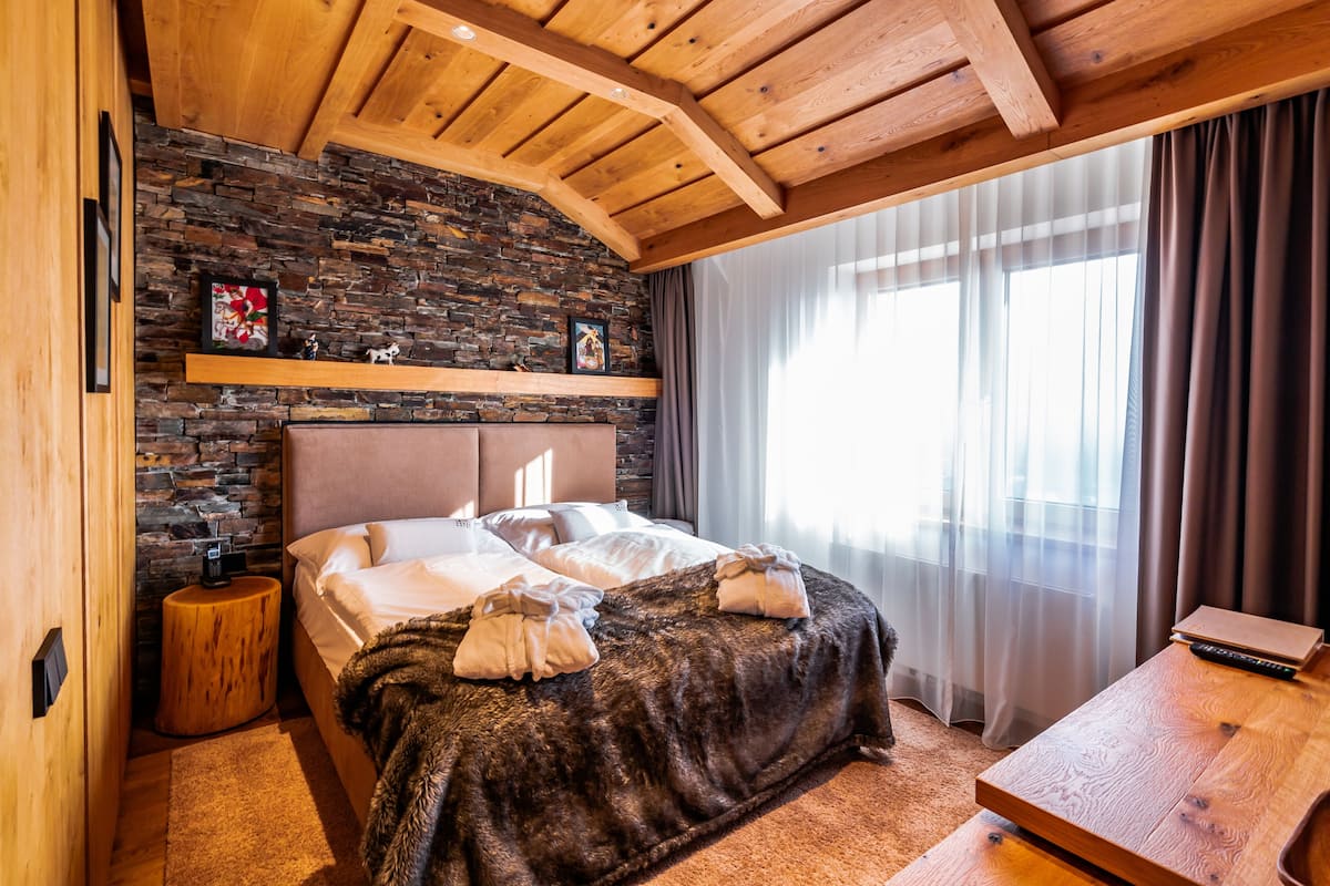 Suite, 1 Bedroom, Mountain View | Minibar, in-room safe, desk, blackout drapes