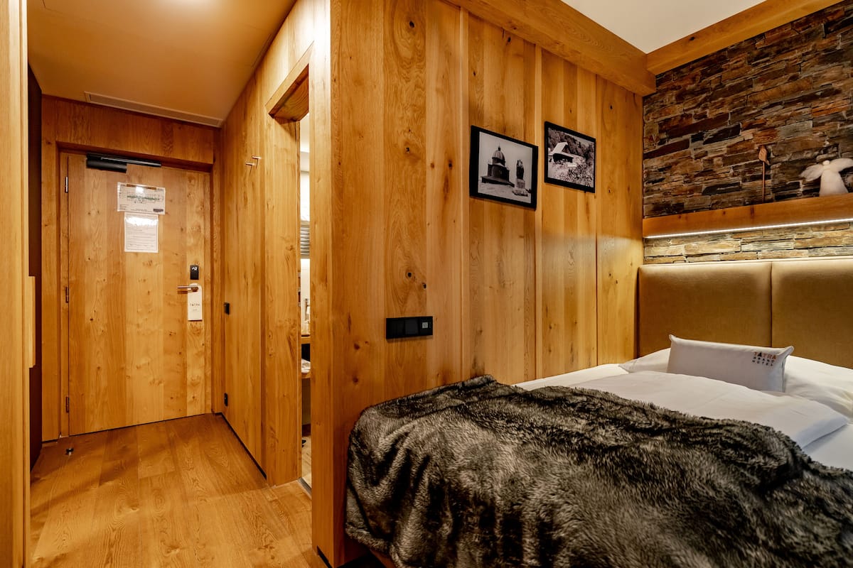 Superior Single Room | Minibar, in-room safe, desk, blackout drapes