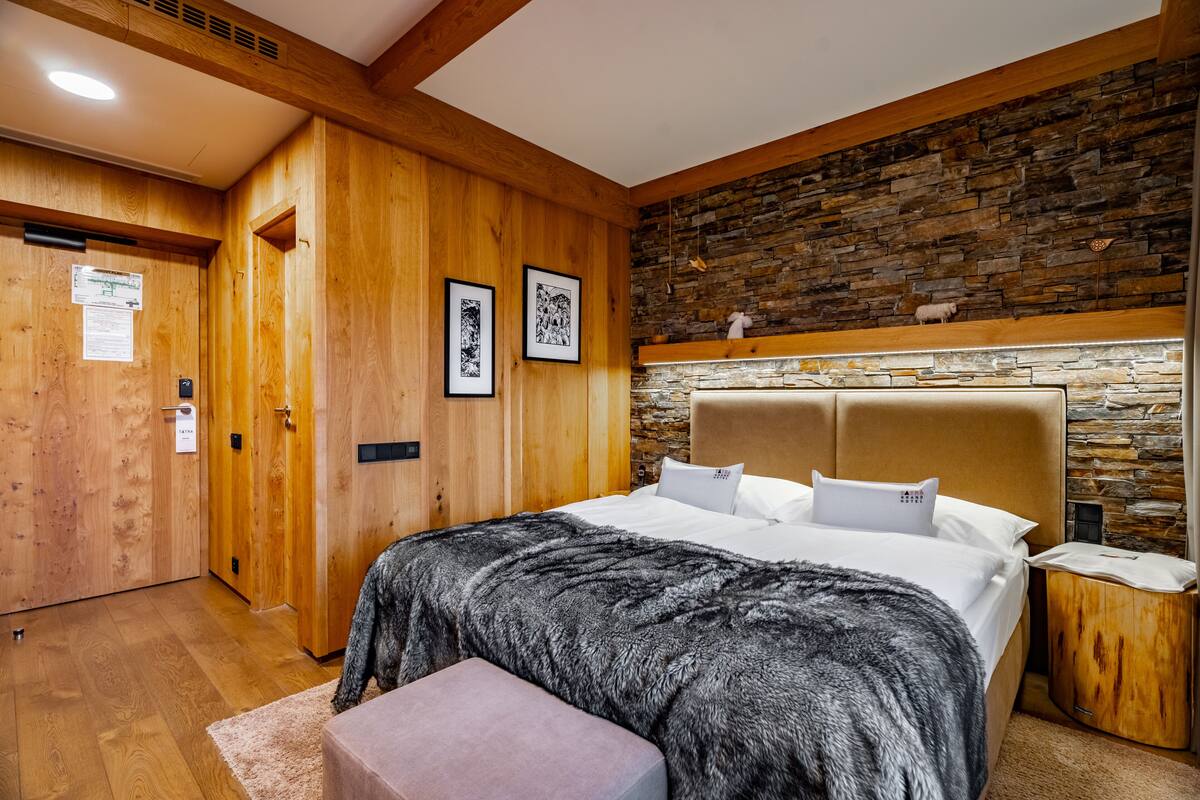 Superior Double Room | Minibar, in-room safe, desk, blackout drapes