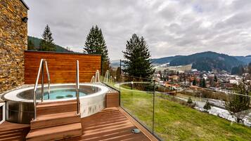 Tina de hidromasaje al aire libre