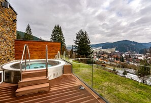 Tina de hidromasaje al aire libre