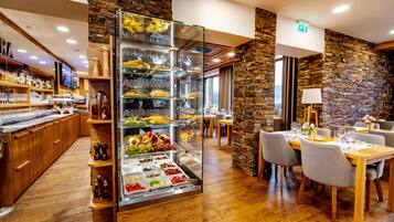 Breakfast, lunch, dinner served; local and international cuisine