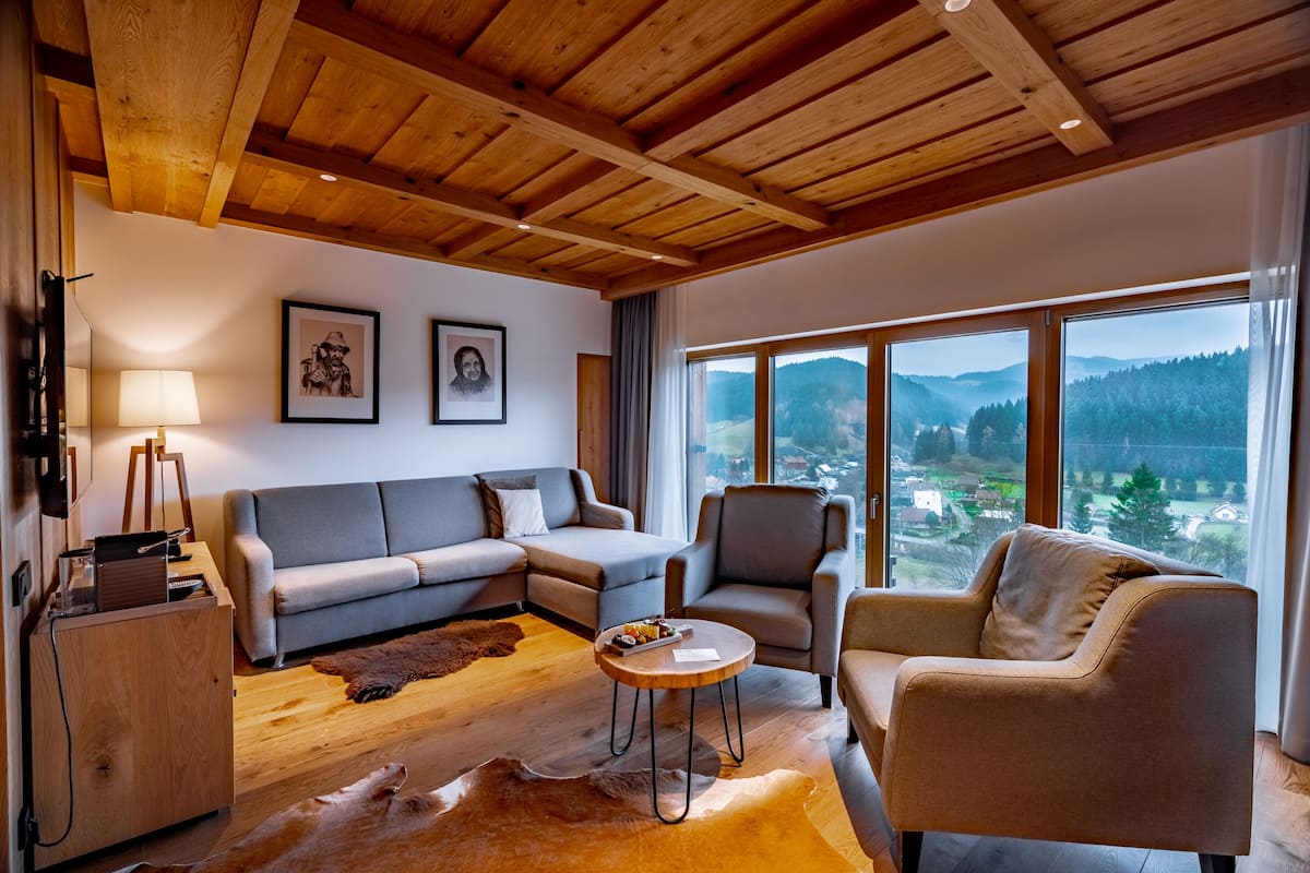 Grand Apartment | Minibar, in-room safe, desk, blackout drapes