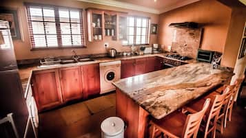 Casa de campo Deluxe, 2 habitaciones, cocina, vistas a la colina | Cocina privada | Nevera en la zona común y hervidor eléctrico