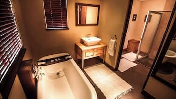 Casa de campo Deluxe, 2 habitaciones, cocina, vista a la colina | Baño | Secadora de cabello, toallas, jabón, shampoo