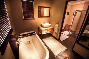 Dam Cottage | Bathroom