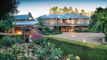 Vista frontal de la propiedad