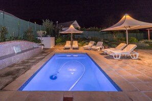 Piscine extérieure, parasols de plage, chaises longues